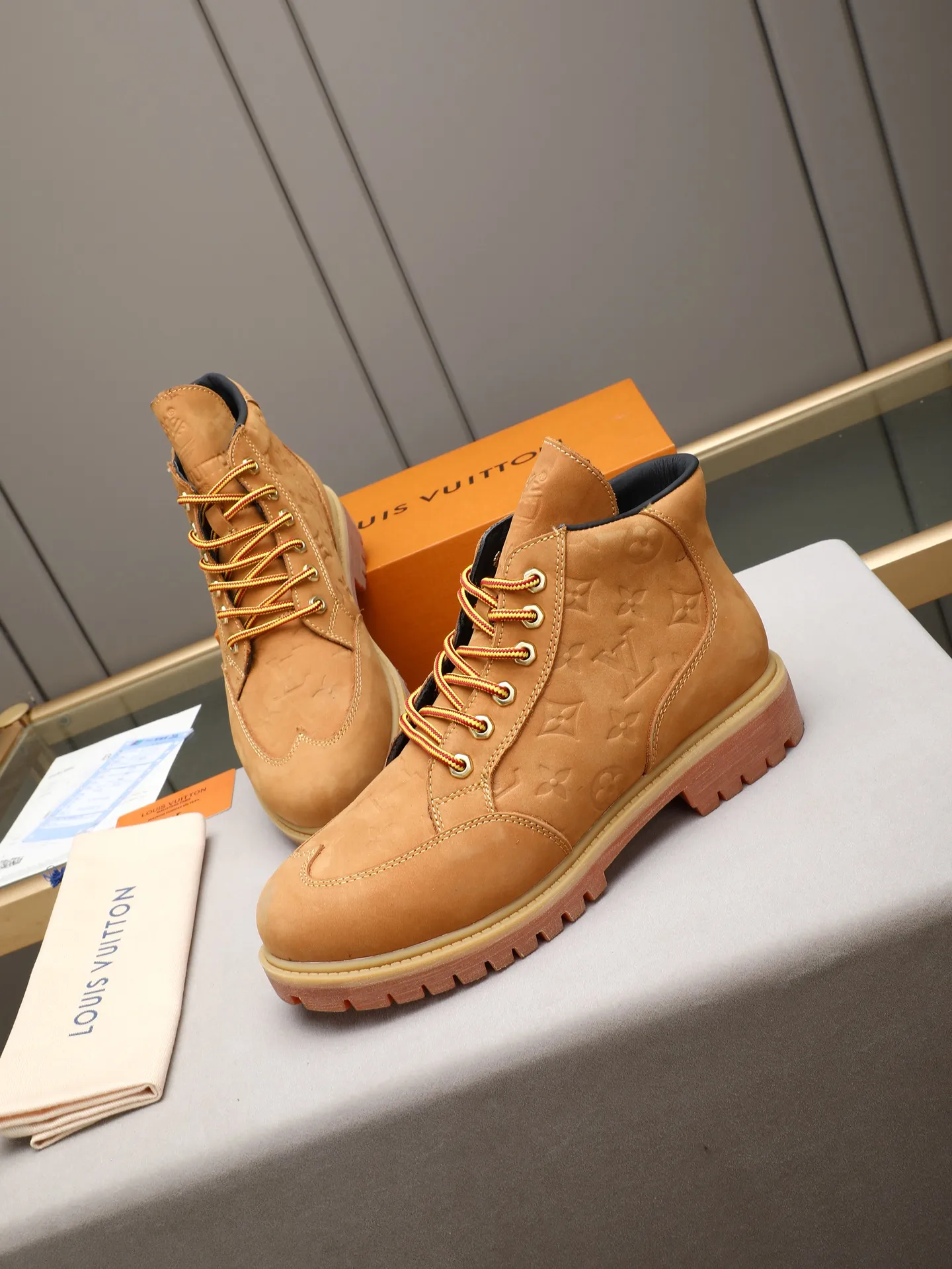 PP460 LOUIS VUITTON ss25 LV donkey brand new thick-soled lace-up big-toe shoes men's casual shoes high-top short boots. These boots are crafted from top-grain calf leather for a lightweight and comfortable fit. The thick EVA outsole is embellished with eye-catching ridges, and the trendy attitude of being both strong and soft makes it an everyday choice. ✔Upper: imported first-layer cowhide ✔Inner lining: sheep lining ✔Outsole: original molded outsole Size: 38-44 (45 customized)